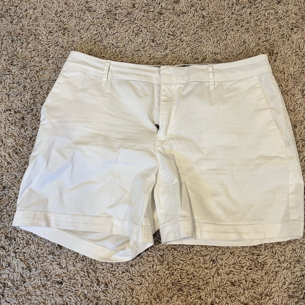 Women’s White size 6 Tommy Hilfiger Bermuda shorts!